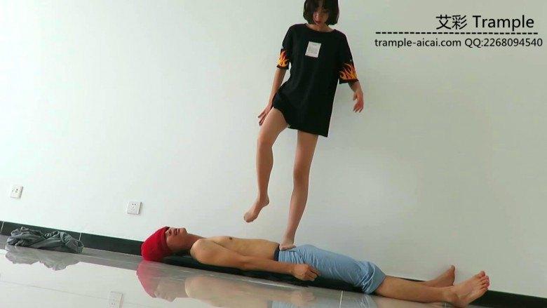 00后天使女主肉丝踩头踏步踩下体！