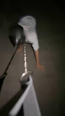 【调教视频】【泡芙大大】深夜户外遛狗/黑丝裸足下跪闻舔