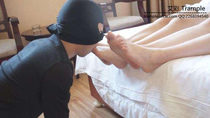 舔两位大一学生的原味裸足