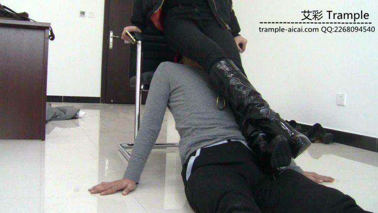 00后女主长靴坐脸窒息虐踩下体！