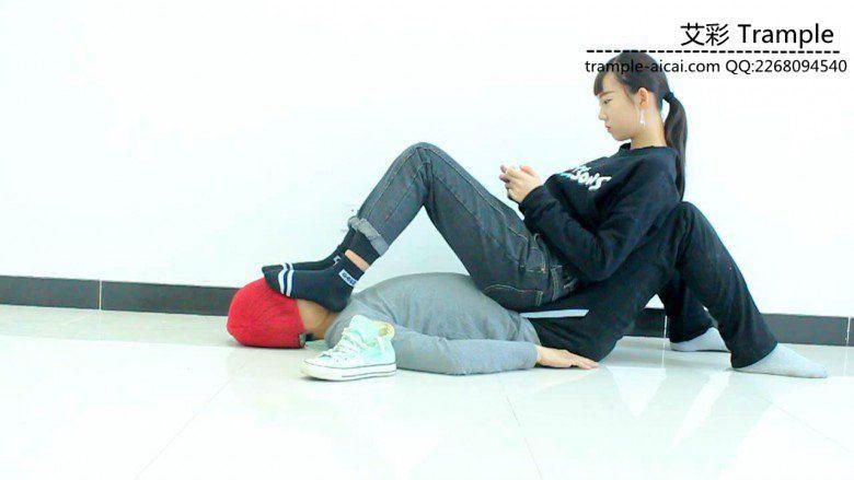 00后天使女主坐在人体家具上玩游戏，舔裸足！