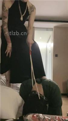 【小月牙】狗链拴丧家之犬-虐乳/藤条抽/闻舔高跟/卫生巾辱