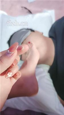 【嗯哼】桌底视角-裸足恋足舔