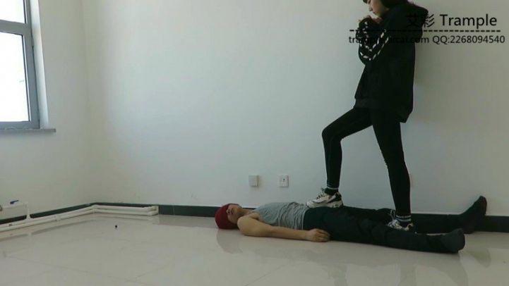 00后天使女主运动鞋；黑棉袜；裸足踩玩贱狗！