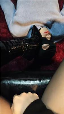 【尊主】跪舔长靴碾压踩/狗盆喂圣水 JS250111-45