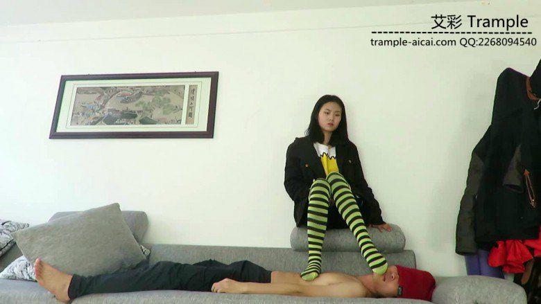 媛媛女主长筒袜踩踏，脚插嘴，全体重踩下体！