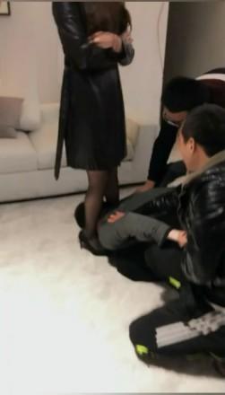 【绝美vivi】仙人跳：强迫调教外卖小哥