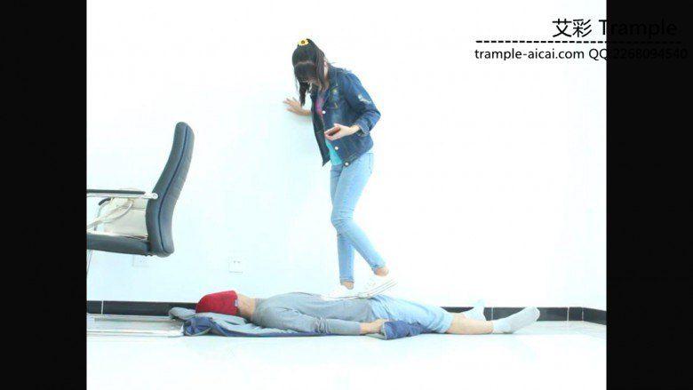 高中生小蛮女主白帆布鞋踩踏全身，下体！