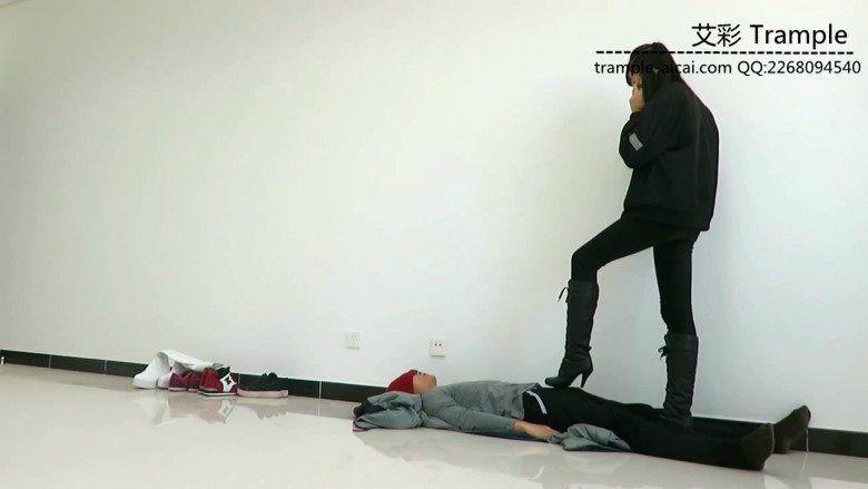 00后天使女主高跟长靴践踏贱狗，玩弄下体，全体重踩踏！