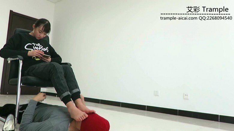 舔00后天使女主高跟被女主骑乘舔裸足！