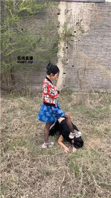 【煎饼狗子】户外踢踹虐打跟踪狂 bf52835