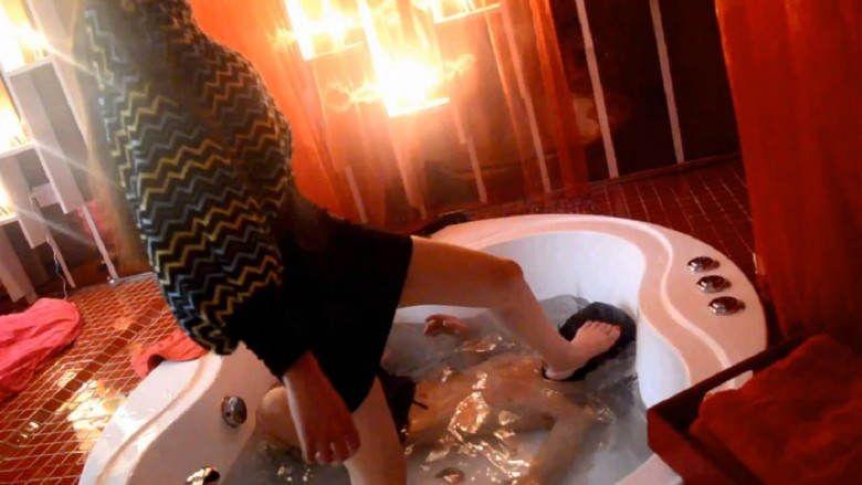 『奴隶岛』—萱萱S浴缸中享用按脚、舔脚、踩踏