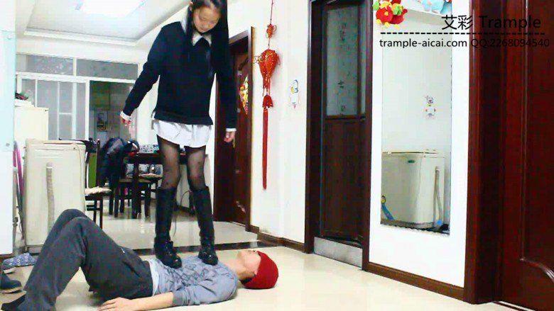 萝莉侑主制服劫逼迫其舔鞋践踏全身长靴遛狗羞辱！