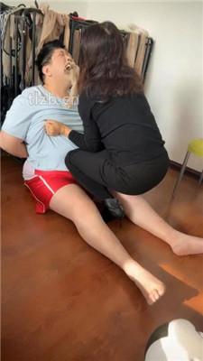 【冰色】家奴清理脏鞋底