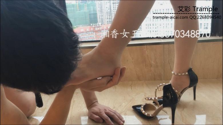 《湘香女王》阳台丝足高跟踩踏足深喉