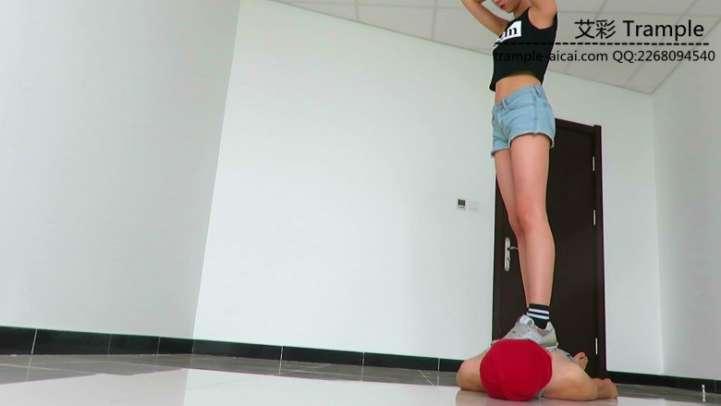 00后天使女主运动装羞辱贱狗钻跨踩踏！