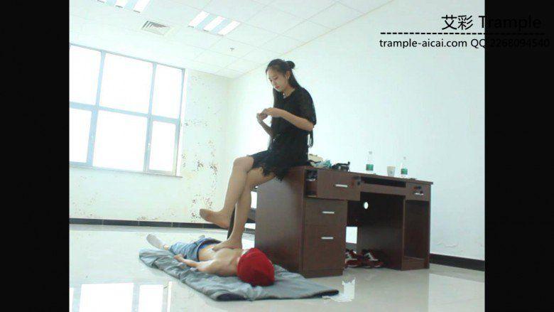 漂亮老师天依女主丝袜虐踩贱狗！