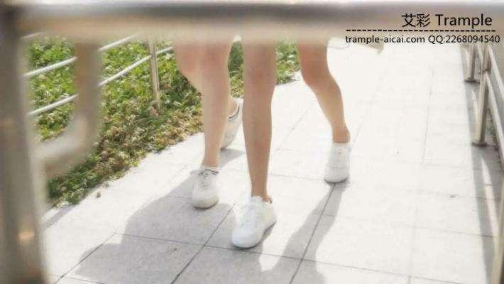 大一两位美女学生的户外美足秀