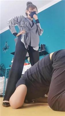 【魔鬼天使】高跟碾压狗爪/强制闻鞋/磕头求饶/骑马爬