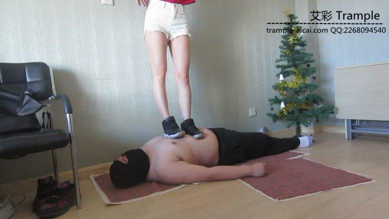 美女AJ11大魔王和AJ6篮球鞋高帮中轻度踩踏踢打