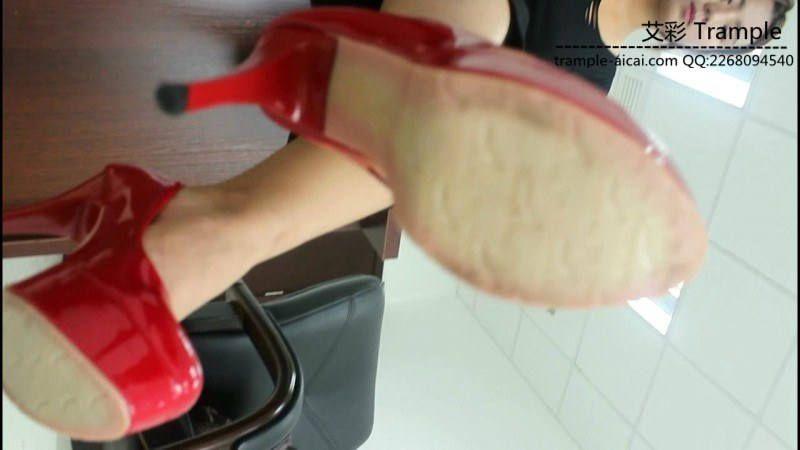 甜美媛媛女主办公桌前红高跟羞辱跪地贱狗后脑！