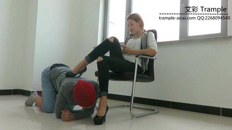 跪舔冰冰女主黑高跟做鞋垫膜拜高跟被践踏！