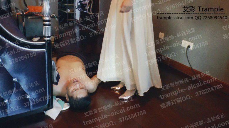 馨雨礼服金色高跟鞋踩踏