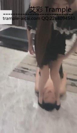 VIVI调教夫妻奴强迫圣水踹头