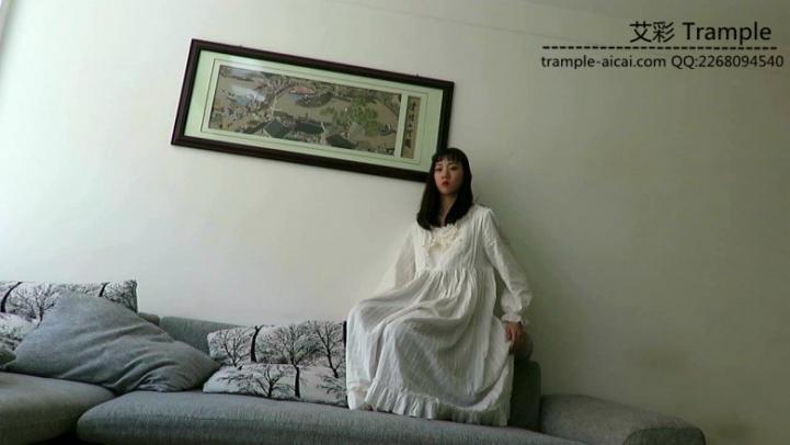 00后天使女主长裙黑丝全体重踩脸舔足虐下体！