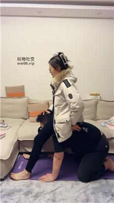 【埋汰】风衣女神骑马虐脚下奴【上】 bf49673