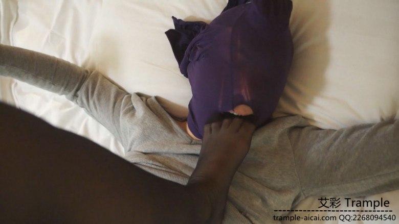 学生妹黑丝口水凌辱