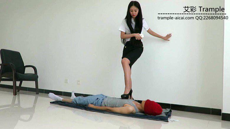 老师天依女主高跟踩贱狗！