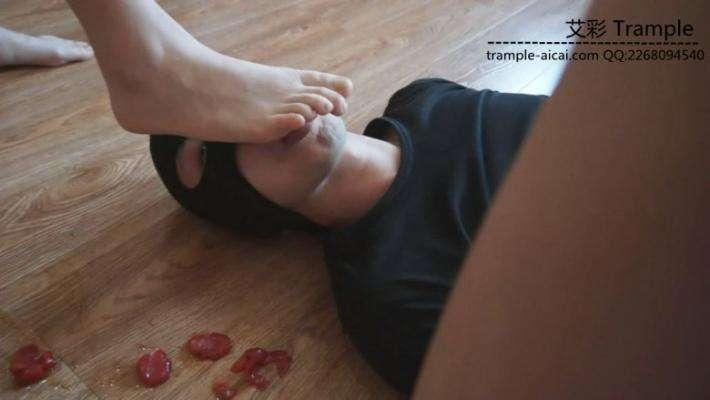 舔两位大一美女学生的原味帆布鞋