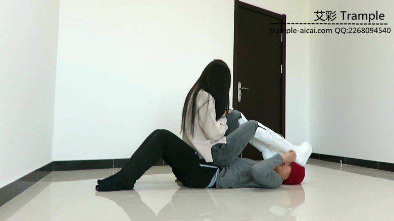 漂亮老师天依女主坐踩重剁羞辱调教贱狗！