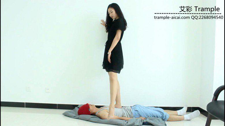 超模天星女主肉丝袜玩弄践踏贱狗头部下体！