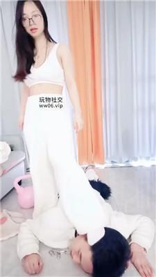 【南月女神】白袜踩踏-阳台下跪伺候 JS250218-1