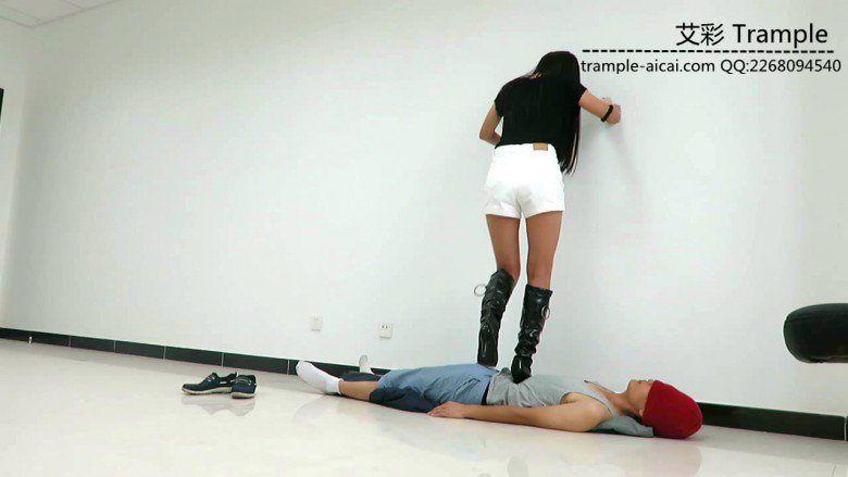 超漂亮女主天依长靴靴跟深喉虐踩脖子，全体重践踏贱狗！