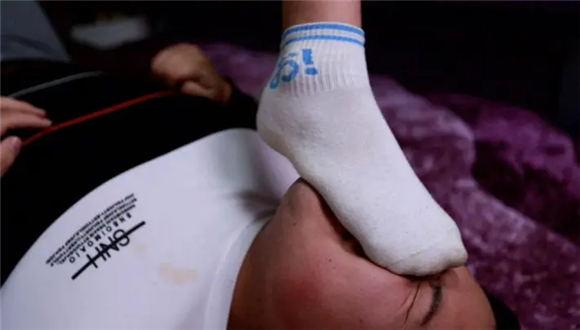 【珊瑚湾】安诺千锤百炼的极品臭袜子强制虐奴