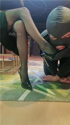 【咩祖】把狗圈养在茶几底下