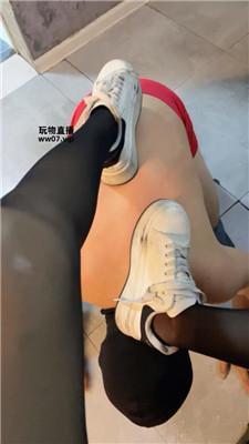 【沐沐】小白鞋黑丝踩虐贱奴 bf52549