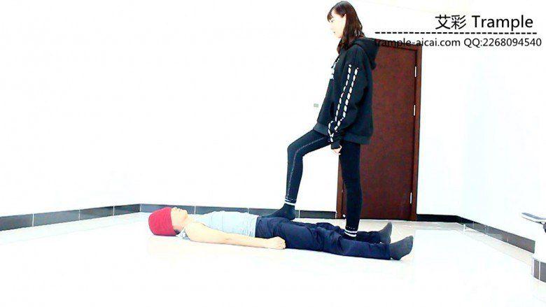 00后天使女主骑乘散步，臭棉袜堵脸踩下体！