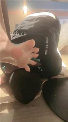 【尤黎】黑丝裸足-脚下踩踏喂食/喂圣水