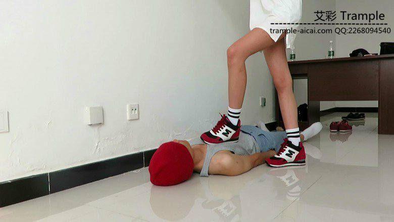 00后天使女主坐肚子，踩下体蹦跳踩全身！
