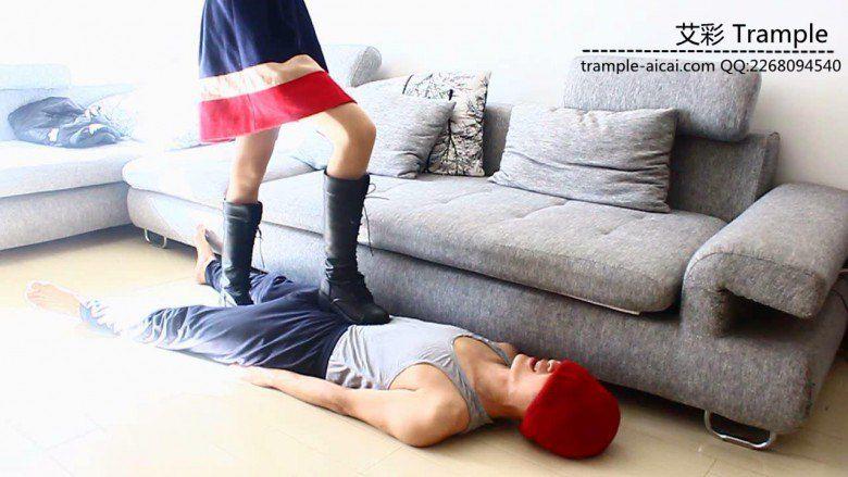 贱狗跪舔00后天使女主长靴被全体重踩下面！