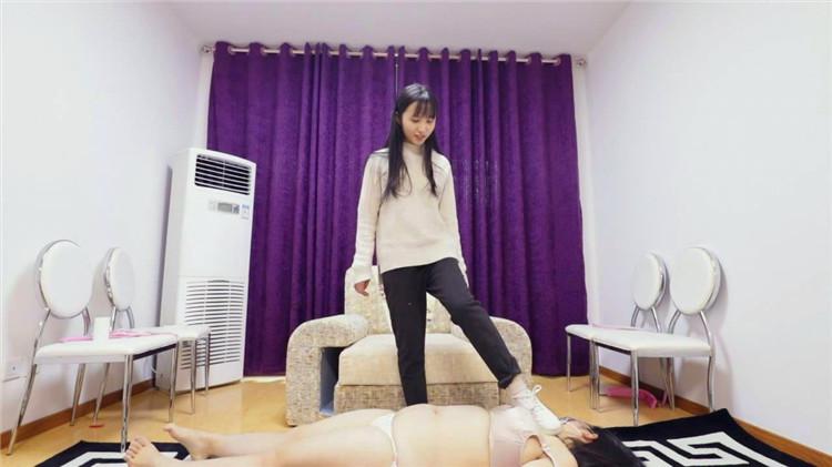 初九踩踏女胖M-运动风板鞋踩换成丝袜加棉袜踩