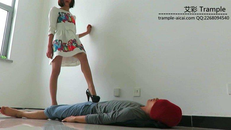 00后女主肉丝高跟插嘴深喉全体重践踏贱狗身体下体！