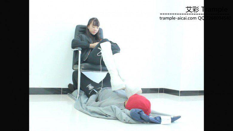 00后天使女主出演舔靴闻靴棉袜踩下体！