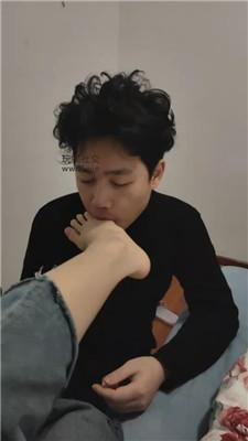 【阿漾】沉浸式闻舔超臭白棉袜 JS250111-42