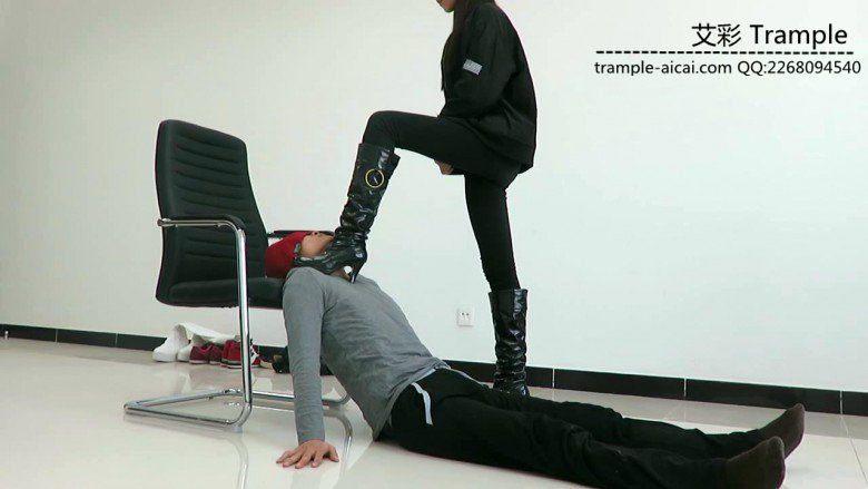 00后女主长靴坐脸窒息虐踩下体！