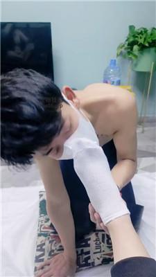 【莹s】人体烟灰缸-脚下喂食/电击/舔小白鞋白袜 JS250222-13